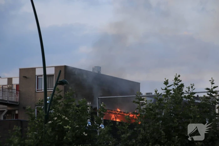 Grote uitslaande brand in woning boven winkel