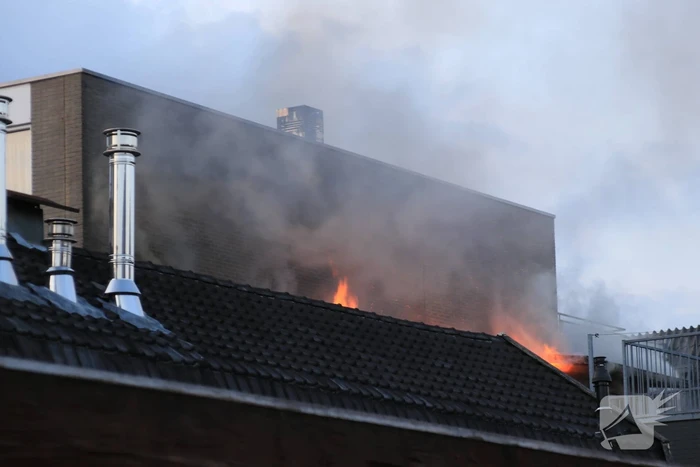 Grote uitslaande brand in woning boven winkel