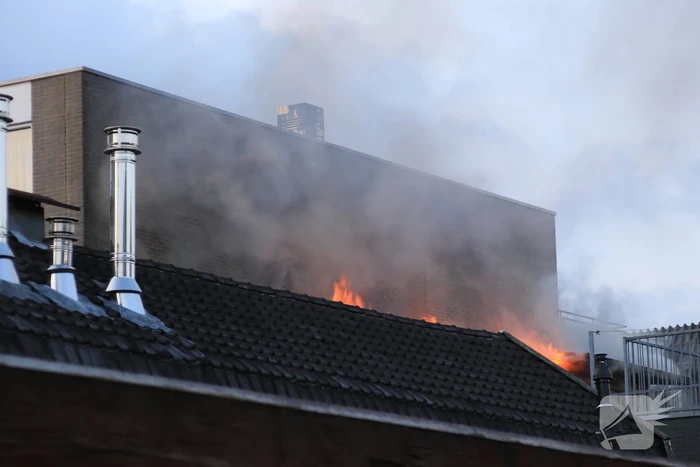 Grote uitslaande brand in woning boven winkel