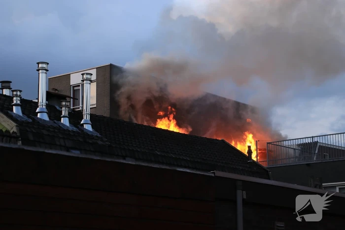 Grote uitslaande brand in woning boven winkel
