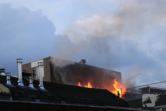 Grote uitslaande brand in woning boven winkel