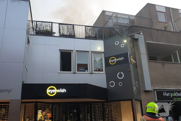 Grote uitslaande brand in woning boven winkel