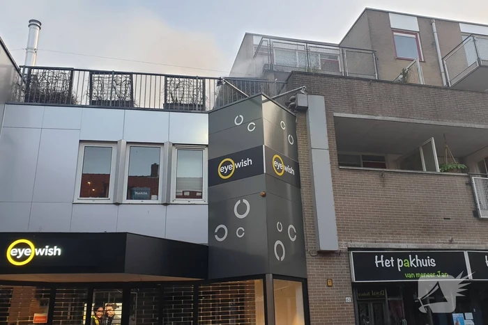 Grote uitslaande brand in woning boven winkel