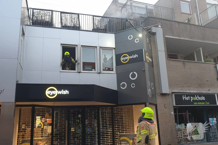 Grote uitslaande brand in woning boven winkel