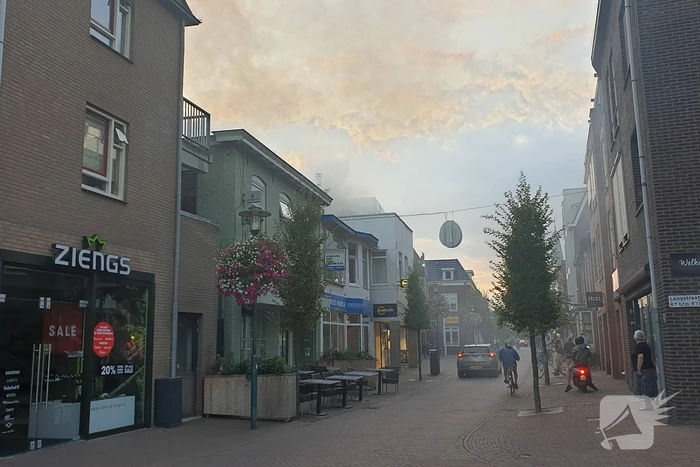Grote uitslaande brand in woning boven winkel