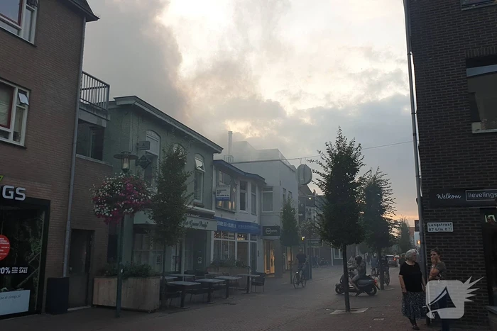 Grote uitslaande brand in woning boven winkel