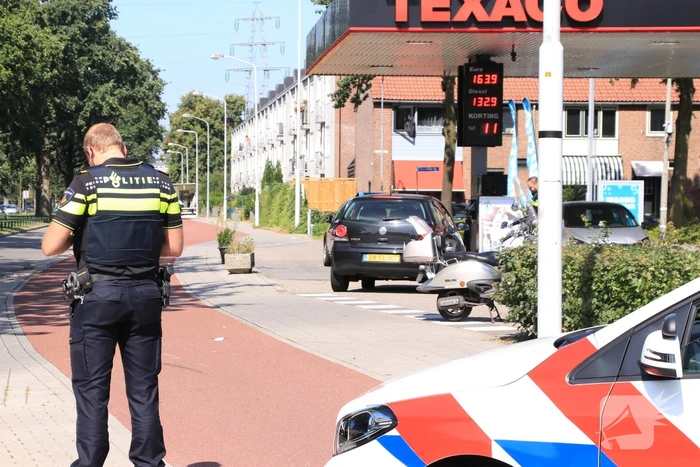 Scooterrijdster gewond bij aanrijding