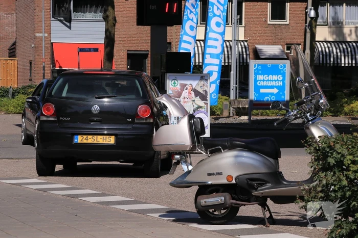 Scooterrijdster gewond bij aanrijding