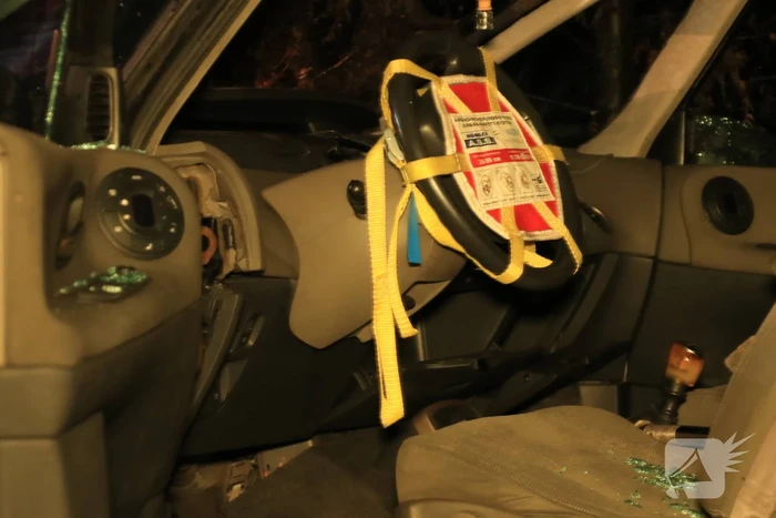 Buitenlandse auto achtergelaten na ongeval