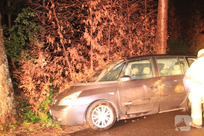 Buitenlandse auto achtergelaten na ongeval