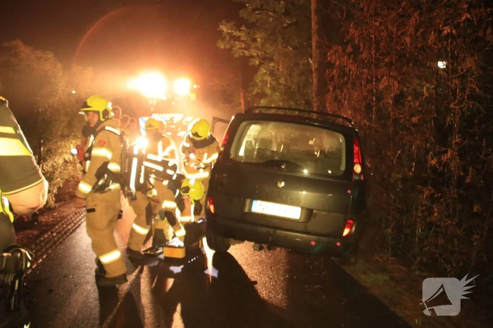 Buitenlandse auto achtergelaten na ongeval