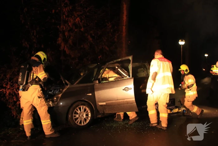 Buitenlandse auto achtergelaten na ongeval