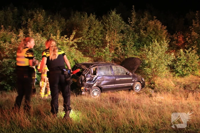Auto slaat over de kop, twee personen gewond