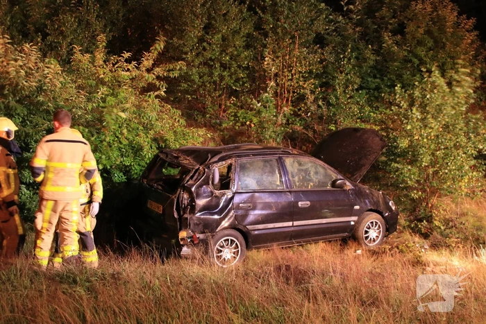 Auto slaat over de kop, twee personen gewond
