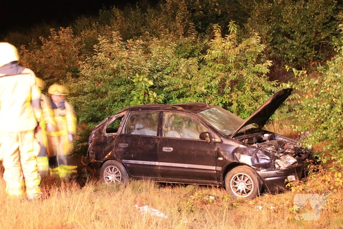 Auto slaat over de kop, twee personen gewond