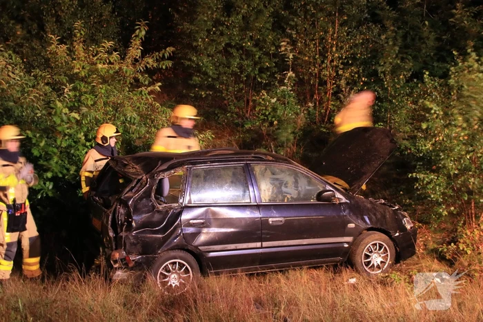 Auto slaat over de kop, twee personen gewond