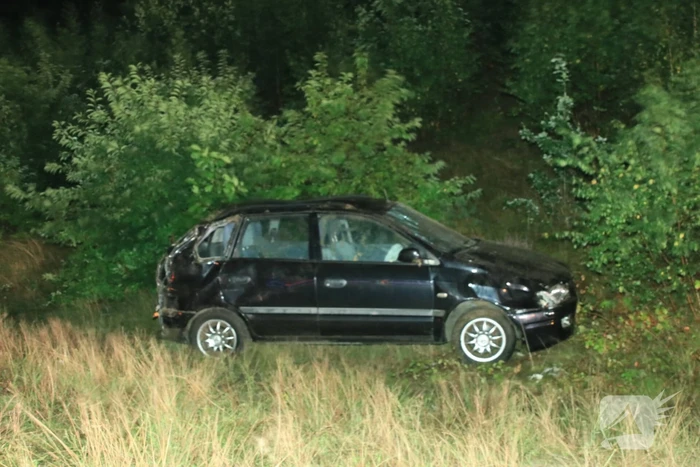 Auto slaat over de kop, twee personen gewond