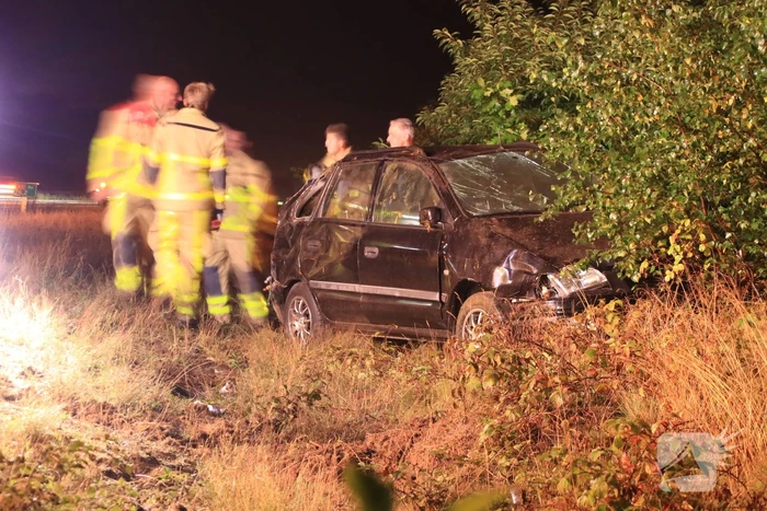 Auto slaat over de kop, twee personen gewond