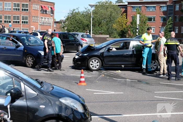 Verkeersopstopping na ongeval tussen twee auto's