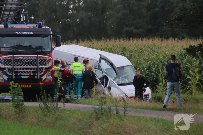 Bestelbus en auto belandt in greppel na botsing