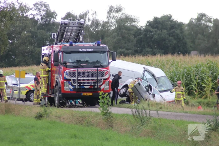Bestelbus en auto belandt in greppel na botsing