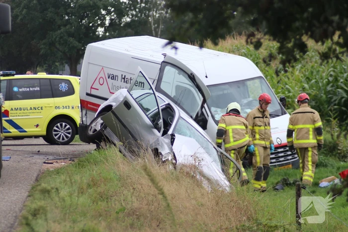Bestelbus en auto belandt in greppel na botsing