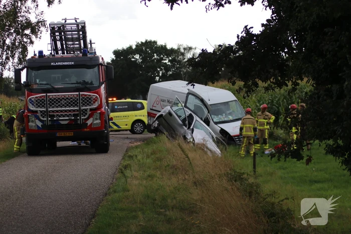 Bestelbus en auto belandt in greppel na botsing