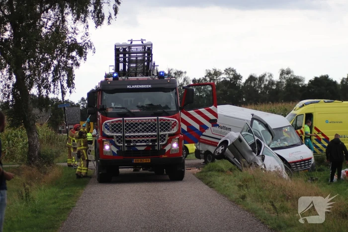 Bestelbus en auto belandt in greppel na botsing