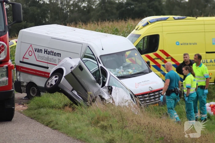 Bestelbus en auto belandt in greppel na botsing