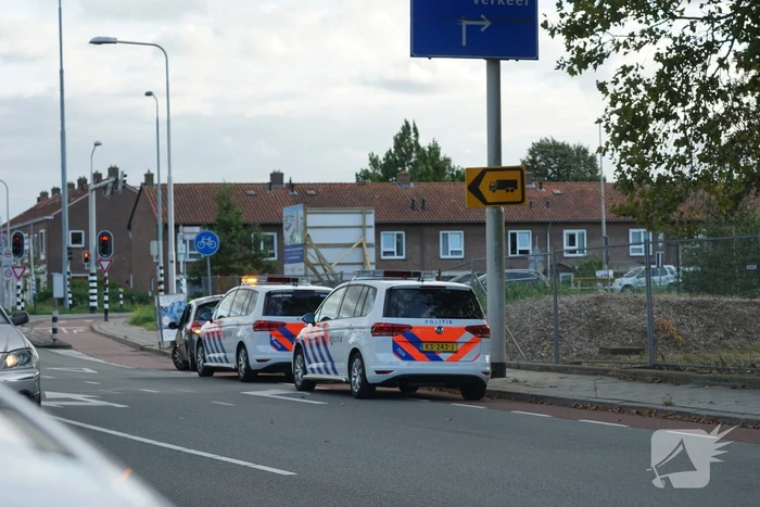Jongen reageert agressie af op auto voor stoplicht