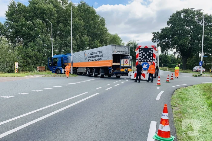 Vrachtwagen botst op afzetting