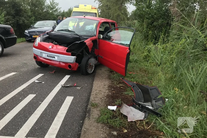 Flinke schade na botsing tussen brommobiel en auto