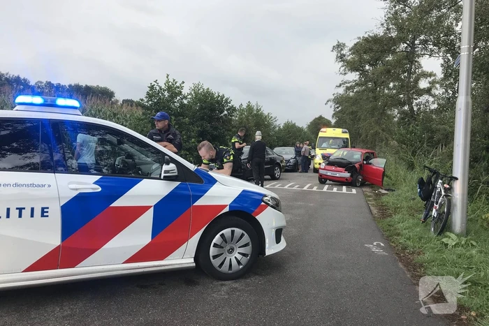Flinke schade na botsing tussen brommobiel en auto