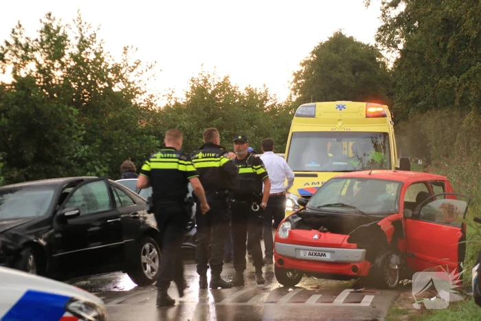 Flinke schade na botsing tussen brommobiel en auto