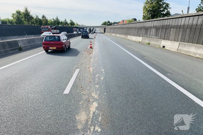 Vrachtwagen verliest slachtafval