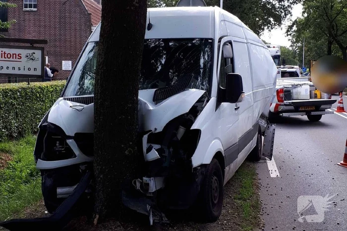 Vrachtwagen botst achterop bestelbus en knalt op boom
