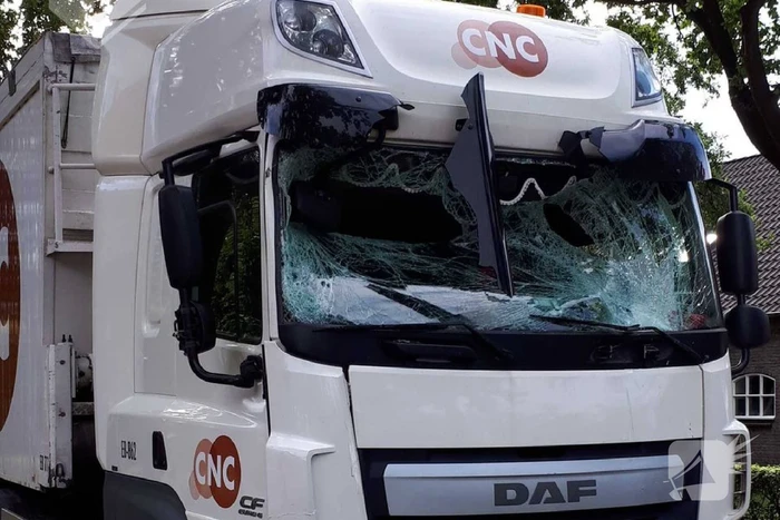 Vrachtwagen botst achterop bestelbus en knalt op boom