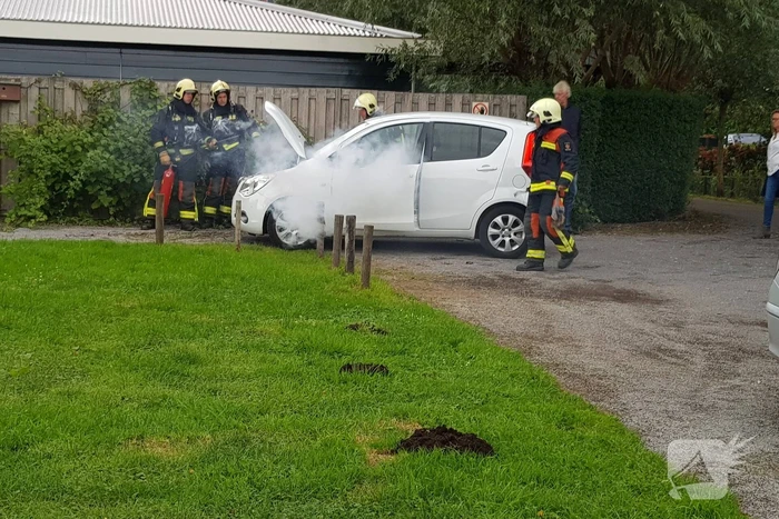 Auto vliegt in brand tijdens rijden