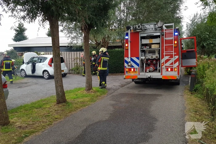 Auto vliegt in brand tijdens rijden