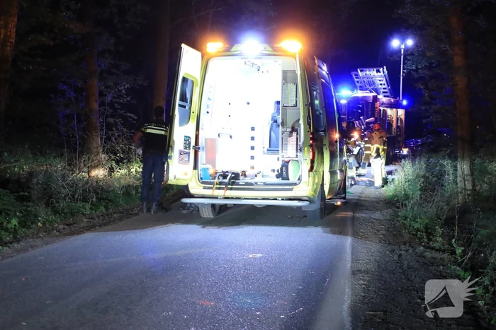 Bijrijder (26) overleden bij botsing tegen boom
