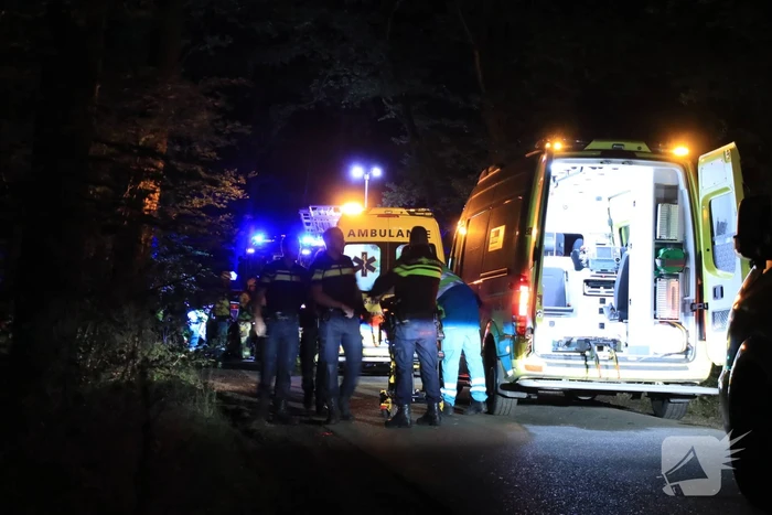 Bijrijder (26) overleden bij botsing tegen boom