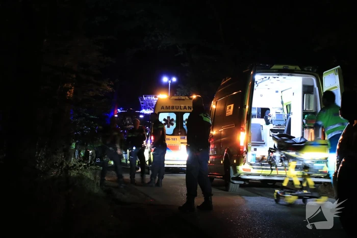 Bijrijder (26) overleden bij botsing tegen boom