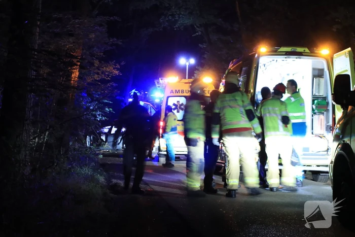Bijrijder (26) overleden bij botsing tegen boom