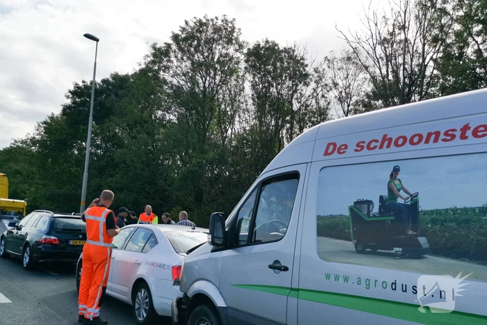 Meerdere voertuigen botsen voor beruchte bocht