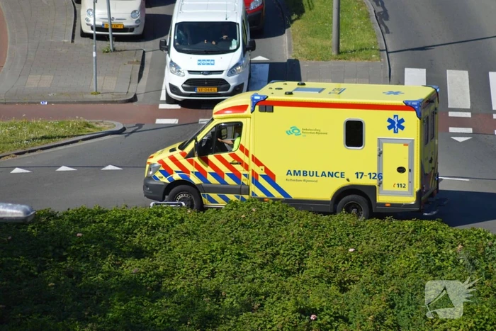 Overstekende fietsster geschept op fietspad