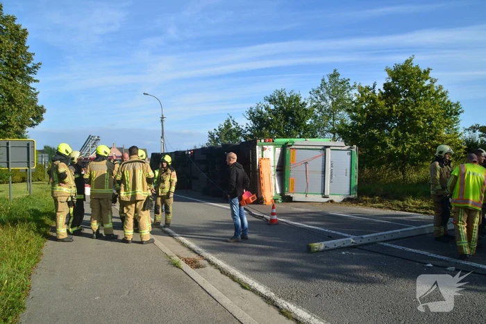 Vrachtwagen met biggen gekanteld