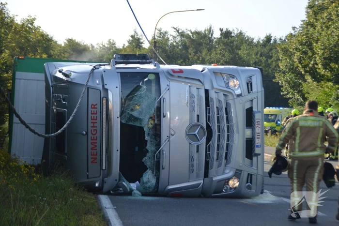 Vrachtwagen met biggen gekanteld