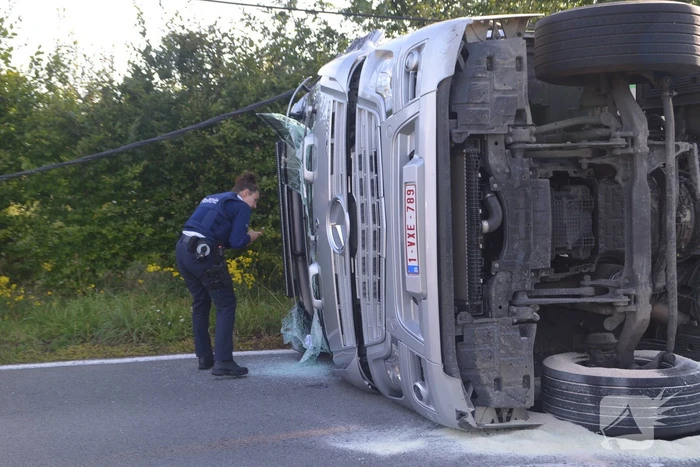 Vrachtwagen met biggen gekanteld