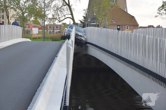 Bestuurder komt klem te zitten op brug