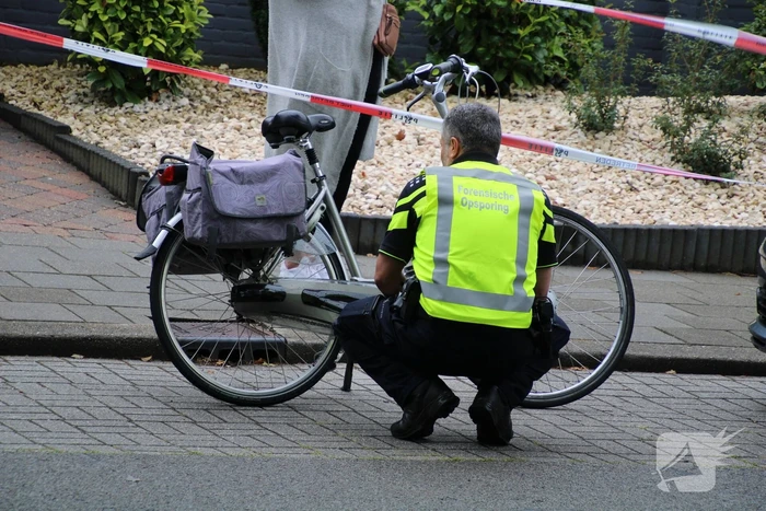 Fietsster botst tegen openstaande autoportier